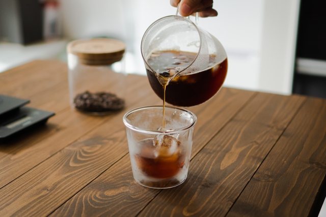 急速冷却を行なったアイスコーヒーをコップに注いでいる様子