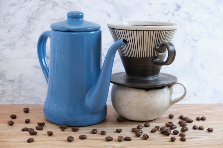 ケトル、カップ、ドリッパー。コーヒー豆