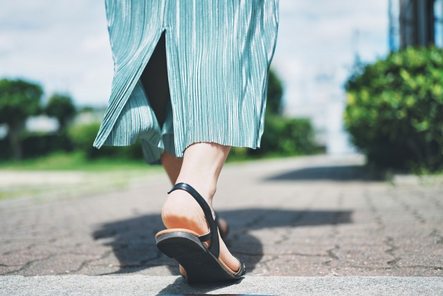 サンダルを履いて歩く女性　踵がパカパカしている