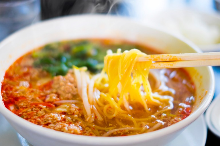 担々麺　箸で掬う様子 麺料理 ラーメン