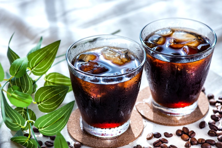 グラスに入った2つの冷たいコーヒー