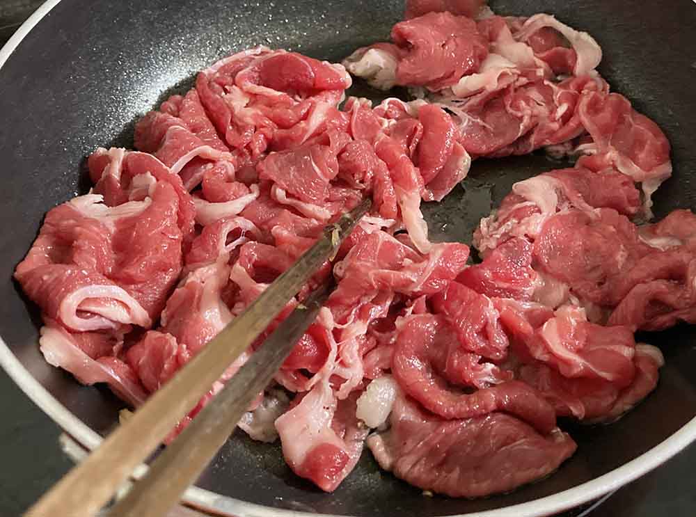 牛肉を炒める