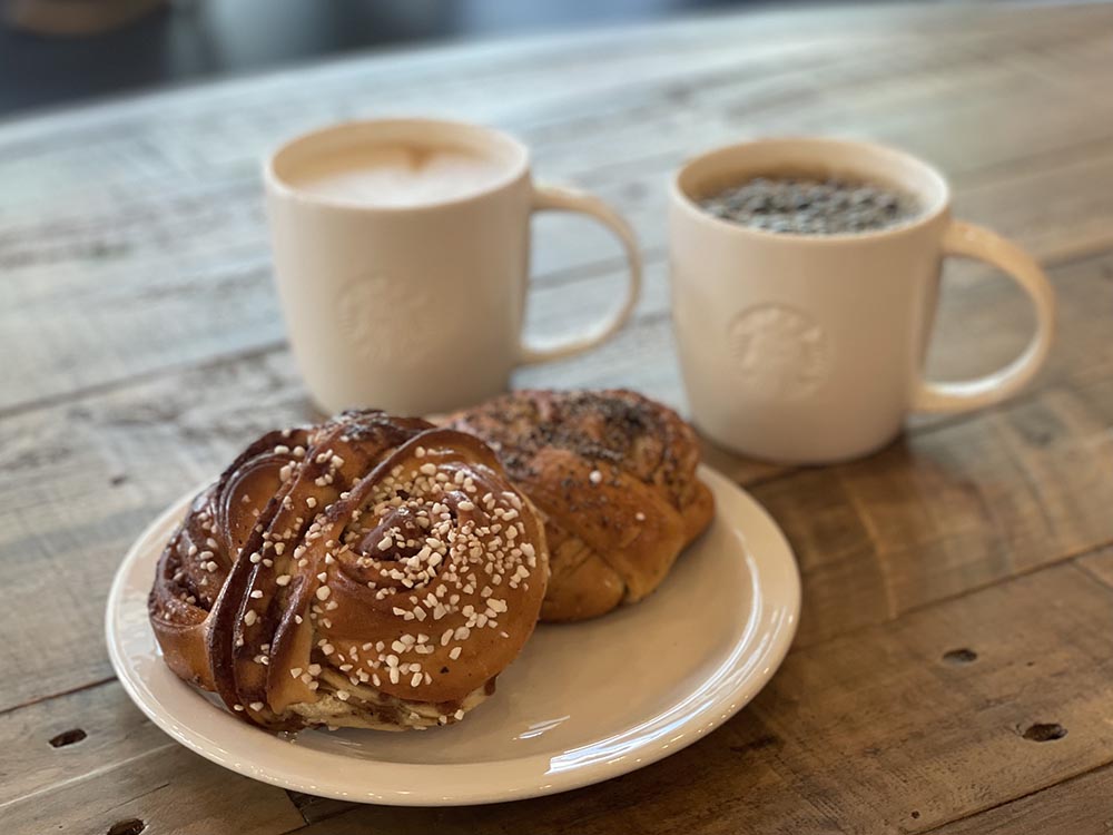 シナモンロールとコーヒー
