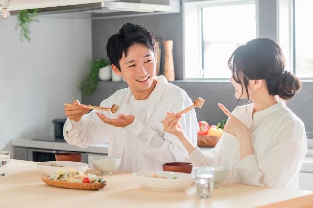 おうちで食事をする若い夫婦　食卓