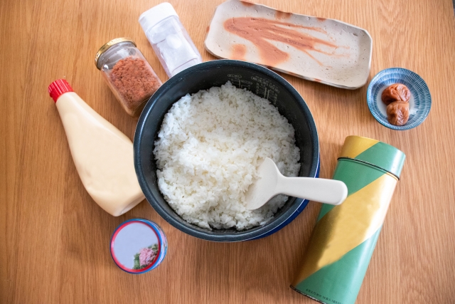 おにぎり作り　おにぎりの具材 海苔、マヨネーズ、ツナなど