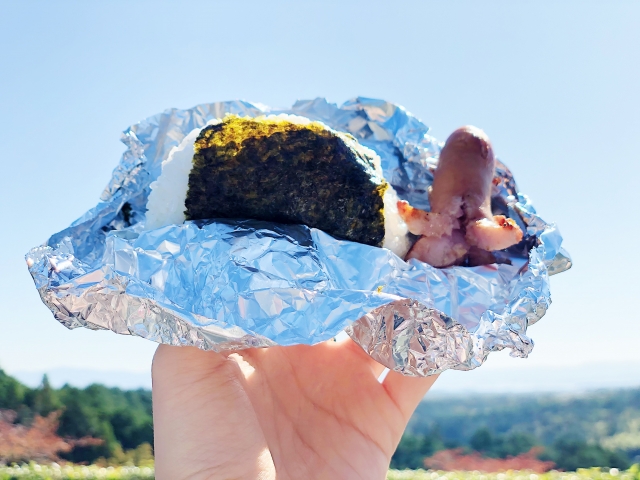 アルミホイルで包んだおにぎりとソーセージ　お弁当　ピクニック