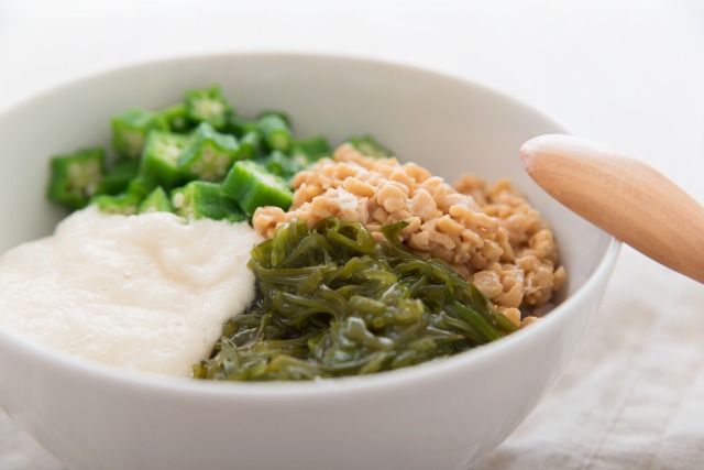 ネバネバ丼　オクラ、納豆、とろろ、めかぶ