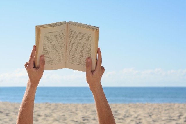 海辺で読書