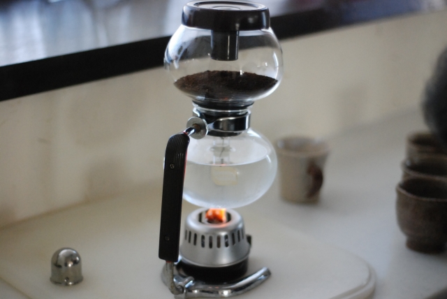 サイフォンでコーヒーを抽出中