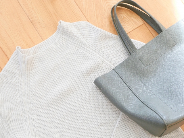 明日の服装　準備イメージ　ニットとカバン