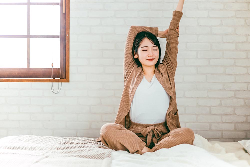 ストレッチをする女性
