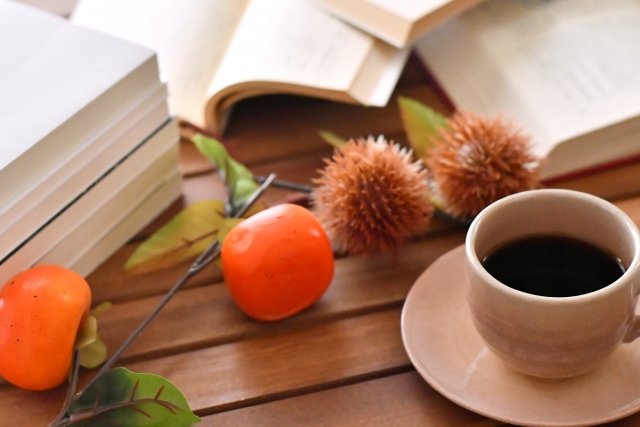 栗と柿とコーヒーと本　秋の読書イメージ