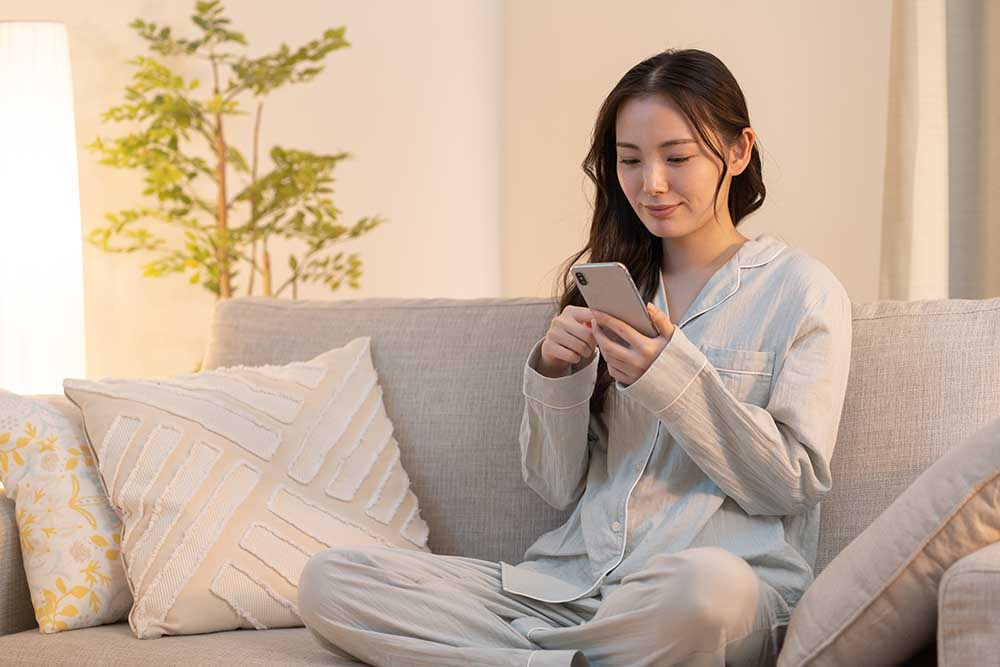 スマートフォンをいじる女性