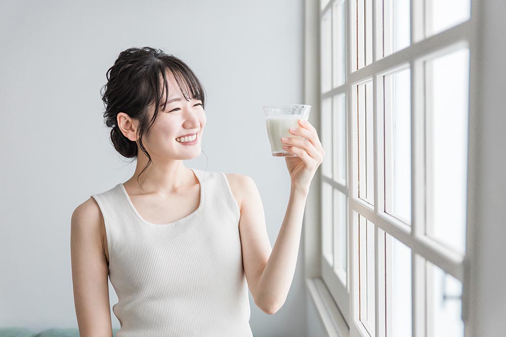 プロテインを飲む女性