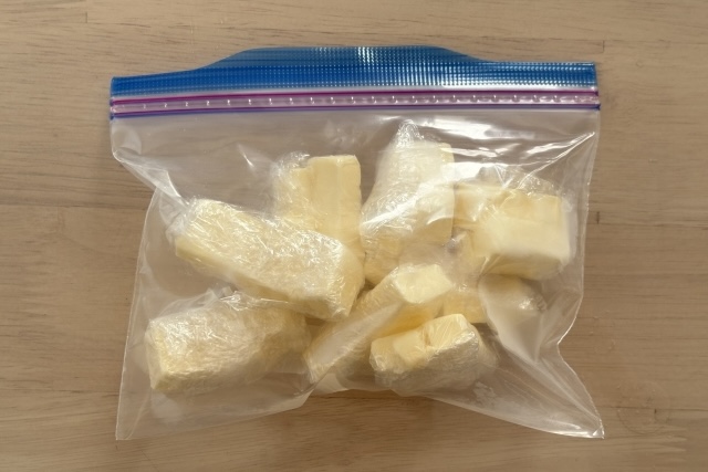 ラップで包んでジップロックに入れた小分けのバター　冷凍用