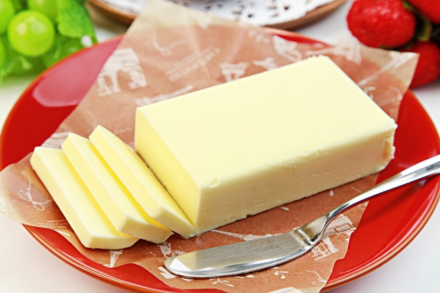 薄めにカットしたバター
