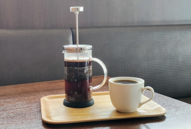 フレンチプレス　器具とコーヒー　カップ