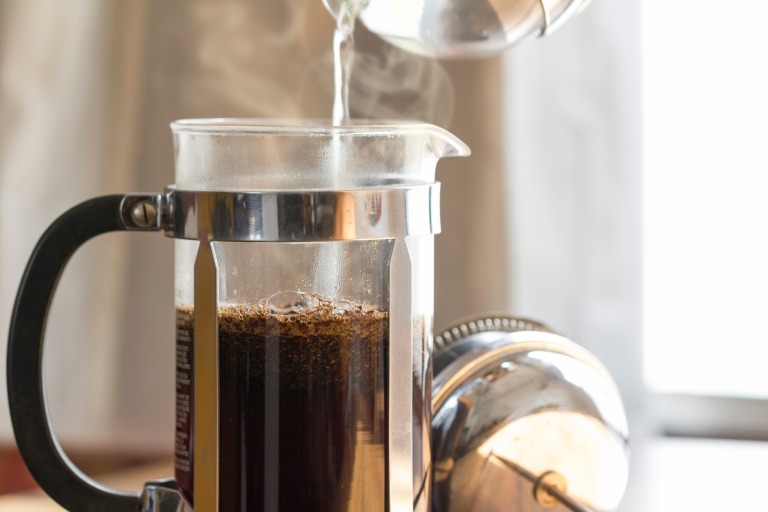 フレンチプレスでコーヒーを淹れる様子
