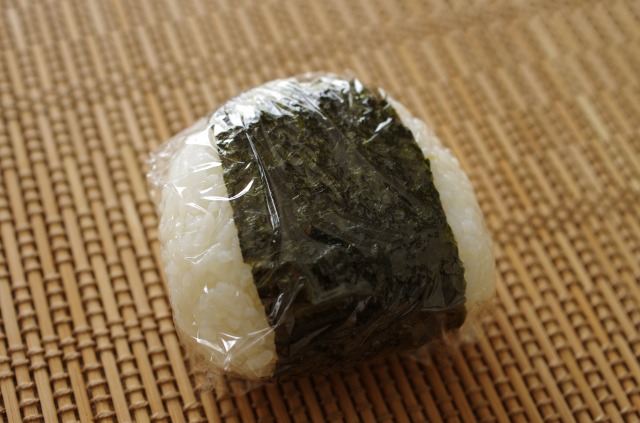 ラップで包んだおにぎり