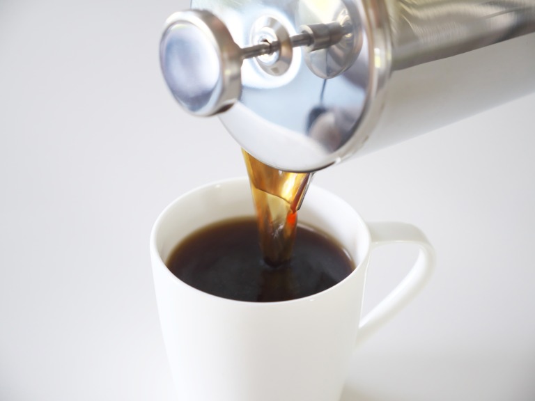 コーヒーとポット フレンチプレスでコーヒーを淹れる様子