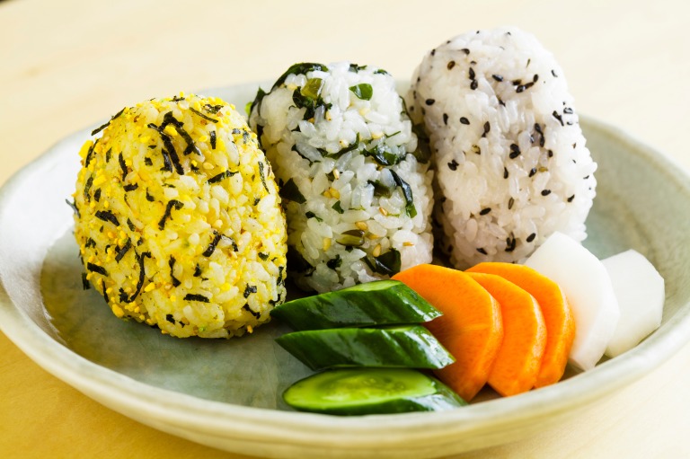 3つのふりかけおにぎりと漬物