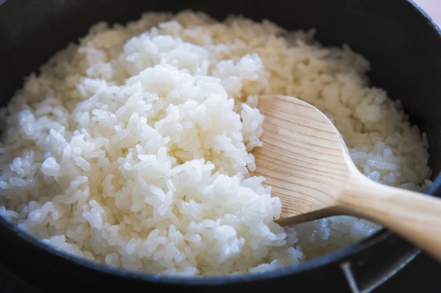 炊き立てのご飯を混ぜる様子