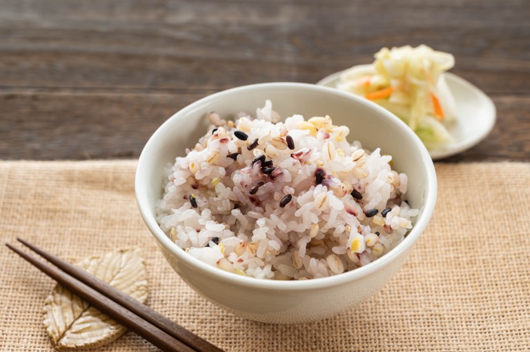 お茶碗に入った雑穀米と漬物