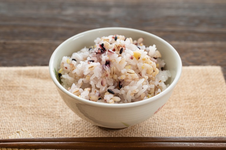 お茶碗に入った雑穀米