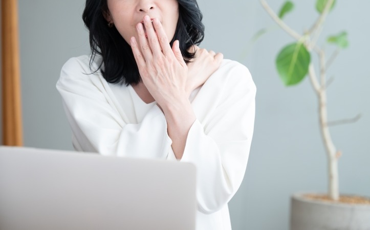 仕事中に欠伸をする女性