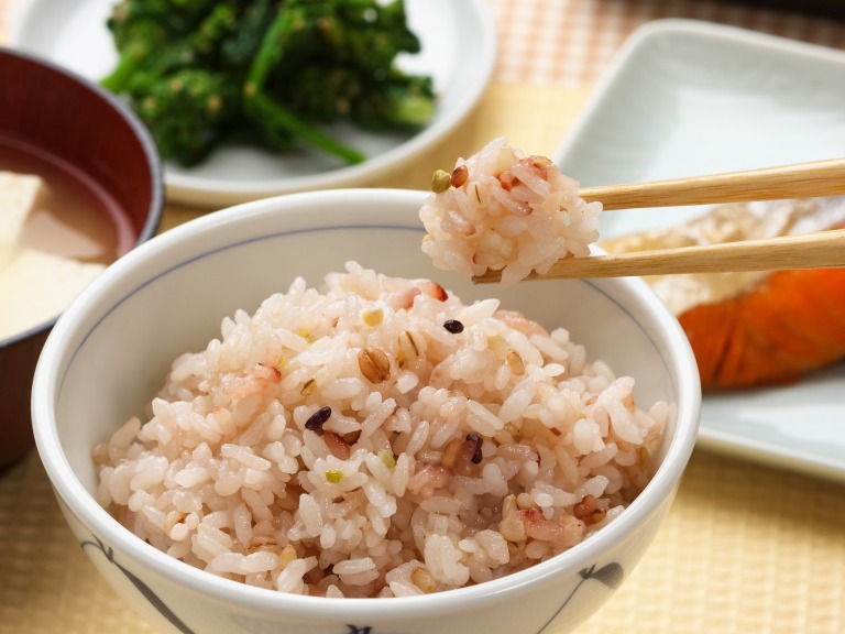 お茶碗に入った雑穀米　食卓イメージ