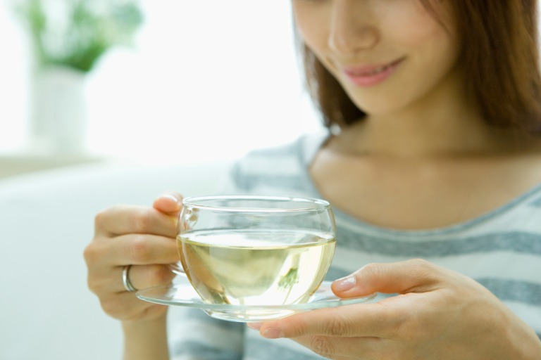 ハーブティーを飲む女性