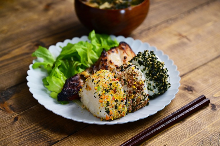 おにぎりプレート　3つのふりかけおにぎりと汁物やサラダ