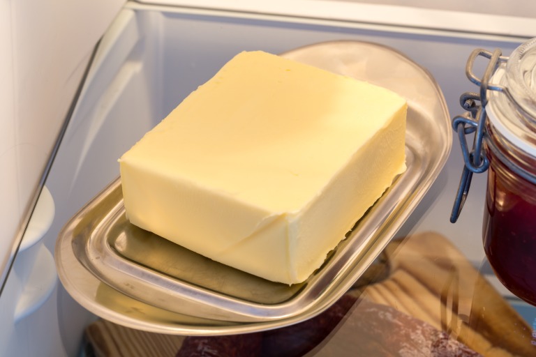 バターケースの上に乗った冷蔵庫のバター