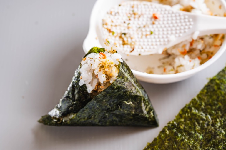 海苔で包んだふりかけおにぎり　混ぜたボウル