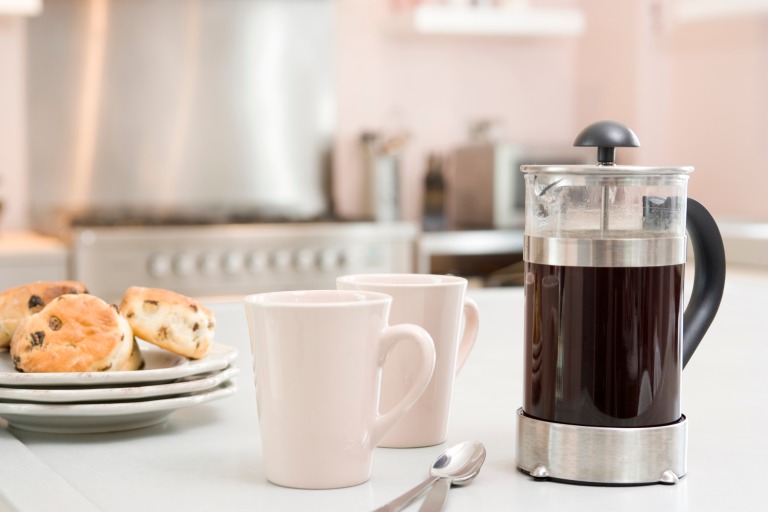 フレンチプレスとコーヒー　スコーン　おやつタイムイメージ