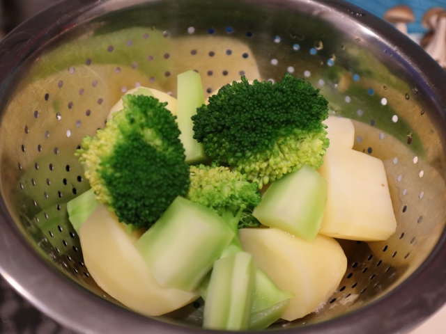 カットして水切り中のブロッコリーとじゃがいも 料理 イメージ