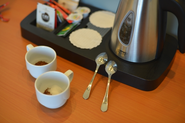 ホテルのサービス ティーパックやコーヒー 電子ケトル(ポット)