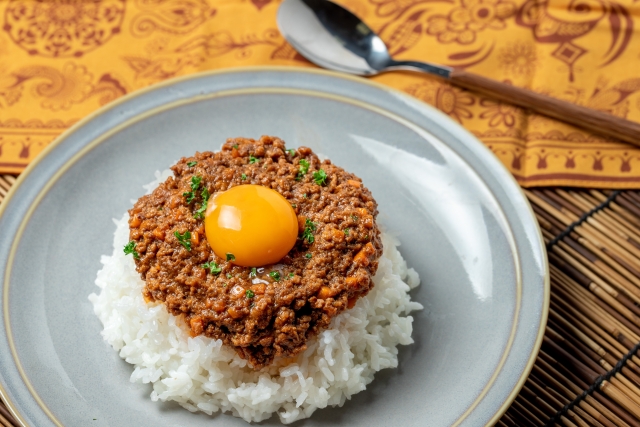 自宅 キーマカレー 生卵トッピング イメージ