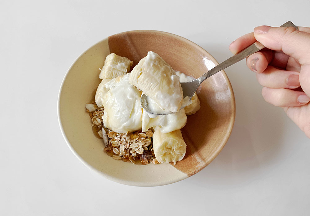 バナナとシリアルが入ったヨーグルト