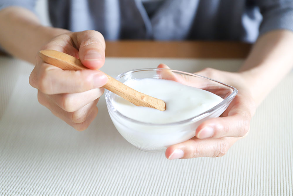 ヨーグルトを持つ手
