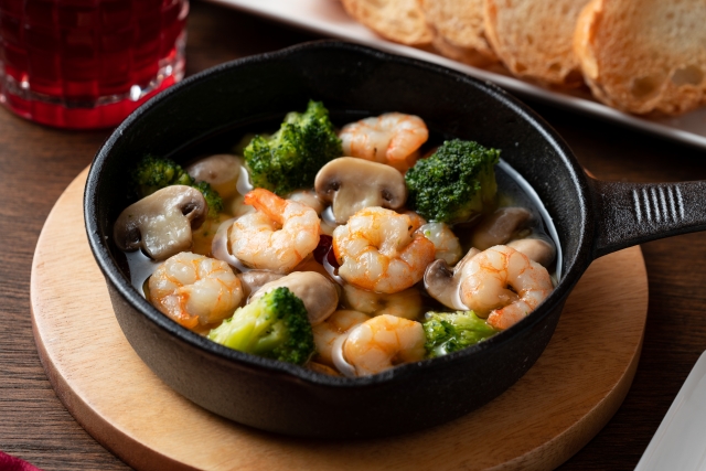 えびとブロッコリーとマッシュルームのアヒージョ バケット