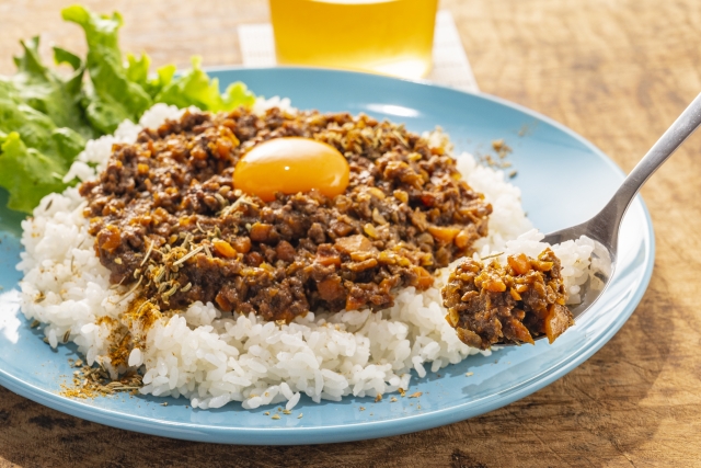 自宅　キーマカレー　卵トッピング　イメージ
