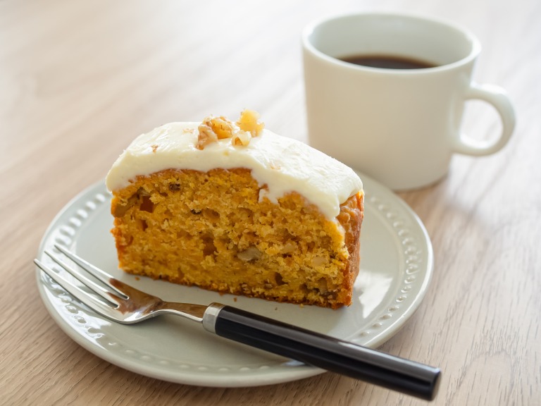 クリームがたっぷり乗ったキャロットケーキ　カット　イメージ