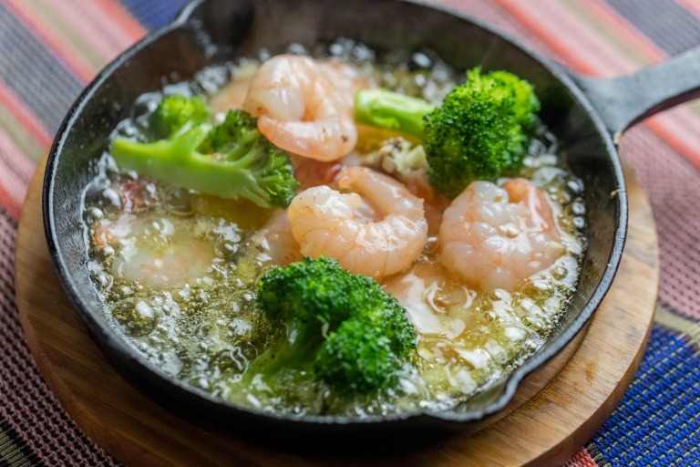 えびとブロッコリーのアヒージョ