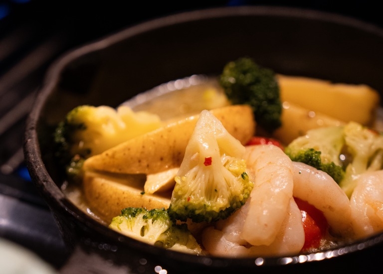 ブロッコリーとえびとじゃがいものアヒージョ