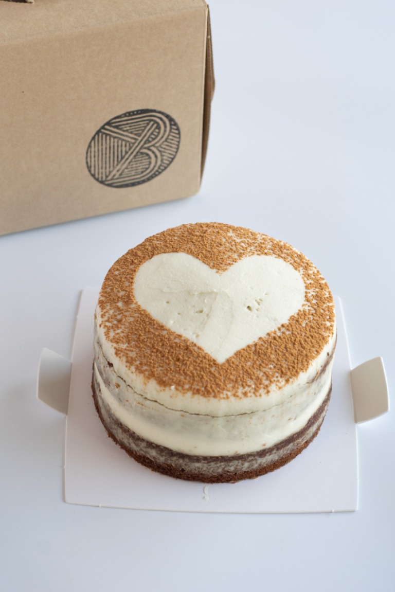 YOKO BAKESのキャロットケーキ　ホール　商品画像