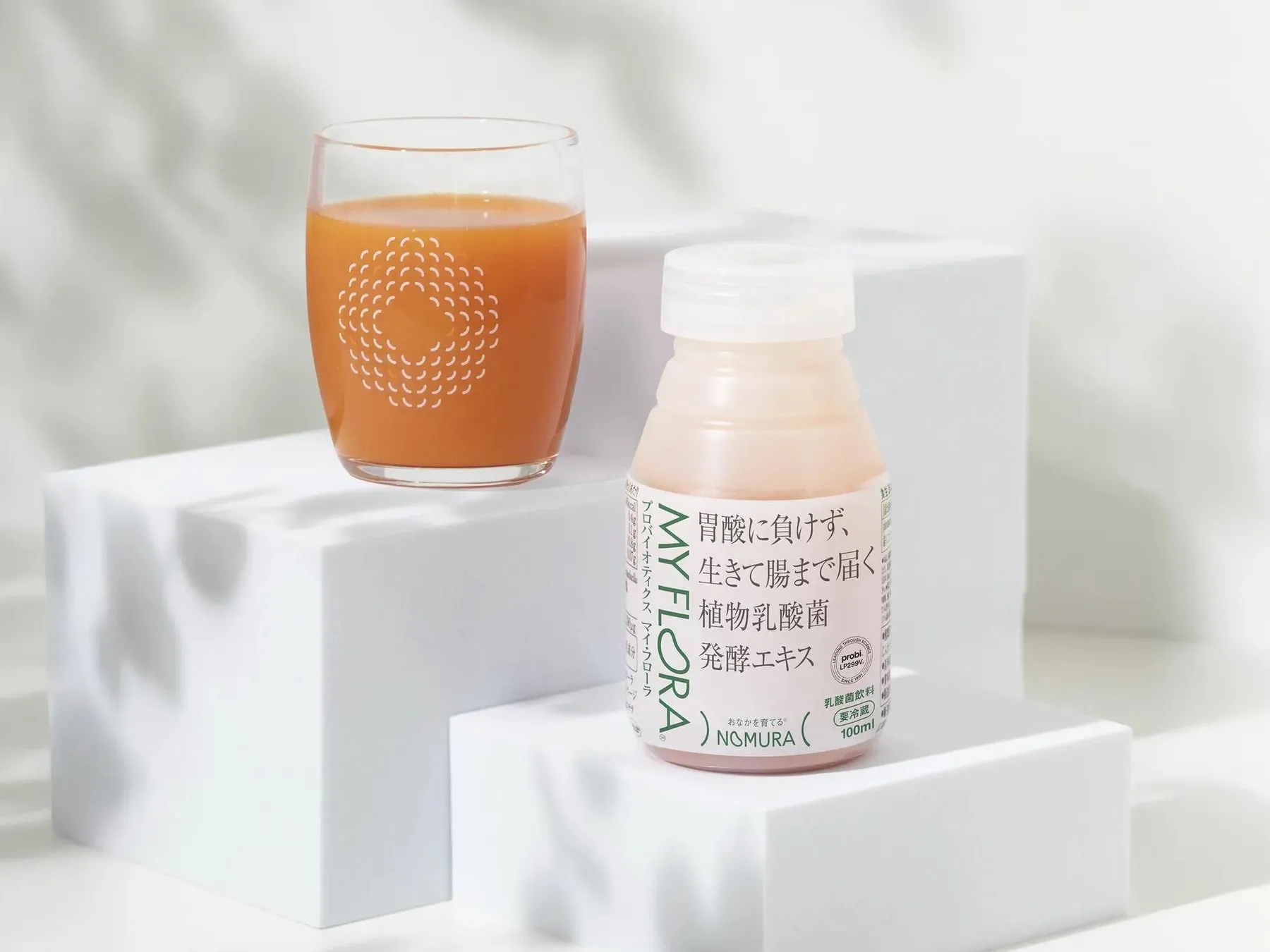 乳酸菌飲料のボトルとグラス