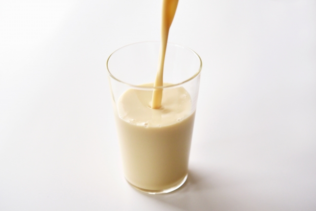 オーツミルク コップに注ぐ イメージ