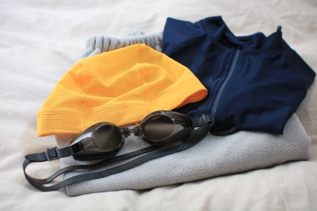 水泳帽とゴーグルと水着とタオル　水泳セット