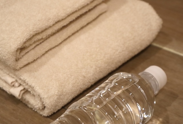 タオルとペットボトルの水　水分補給　温泉施設　イメージ